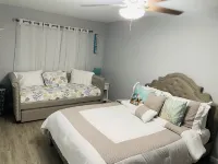 Beautiful Beach House Hotel dekat Capt Salty Charters