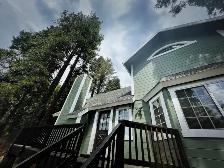 Treehouse Lodge- A quiet hilltop creative retreat, minutes from the lake. Отели в г. Лейк Арроухед