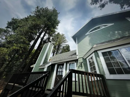 Treehouse Lodge- A quiet hilltop creative retreat, minutes from the lake.
