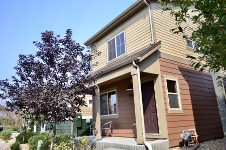 Modern 2 Bedroom Townhome, 1.5 Bathrooms, 1 Car Garage with Level 2 EV Charging Отели в г. Лаример Каунти