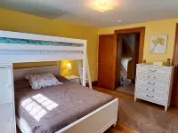 Entire home in quaint neighborhood -walk to restaurants and close to everything! โรงแรมในรอเชสเตอร์