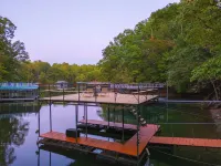 House on Lake Lanier with Dock and King Bd,10min from restaurants