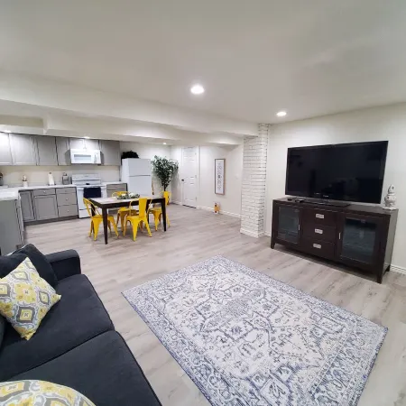 Spacious & Modern Guest Apartment with Private Entrance