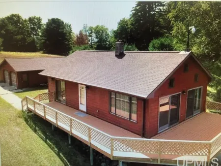 Byers Lake Lodge - centrally located in the beautiful Upper Peninsula. Отели в г. Инвуд Тауншип