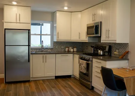 Detached Guest Cottage Backs to Private Park In Midtown Sacramento Отели рядом с достопримечательностью «Riverside Hall School of Engineering and Computer Science»