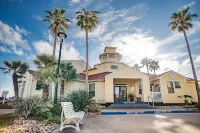 2Bed2Bath, Sleeps 6. Pet Friendly. Pool. Hot Tub. Walking Distance to the Beach.