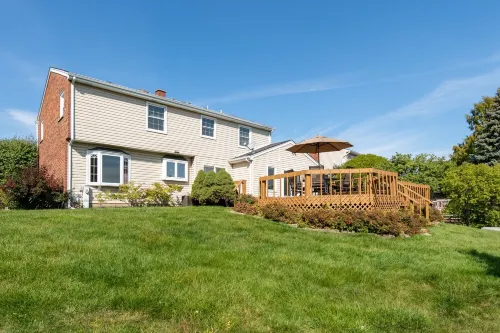 Cozy 5-bedroom with lake views and spacious deck