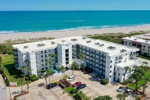 POOLSIDE PARADISE 2/2 OCEANFRONT COMPLEX STEPS TO THE BEACH - SLEEPS 6