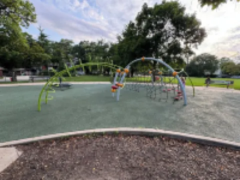 Space&style New rehab, first flr + bsmt of duplex, driveway prkng, walk to train 奧克帕克酒店