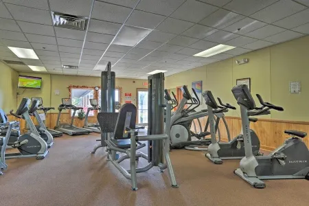 NEW!! 5 Star Gated Community. Wifi, Games, Fire Pit, 5 Smart TVs, Towels/Linens!