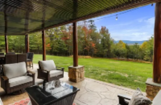Hemlock Haven: Luxury Log Retreat w/ Sauna, Saloon & Blue Ridge Views