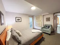 Tranquil Reed Retreat: 2-Bedroom Apartment with Private Patio Hotel a 