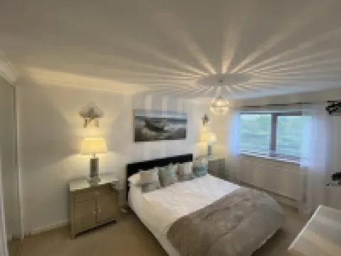 Beautiful Beach house sleep13, 5 mins to beach&Hot Tub, games room, pets allowed Hotels in Trearddur