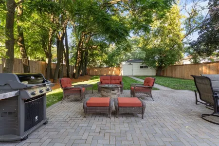 Stylish 3bd w/ backyard patio mins from Downtown!