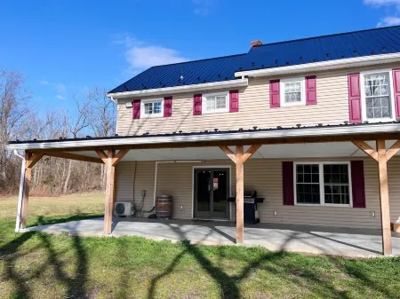 The River House: stone section built in 1790, borders the scenic Juniata  River! Отели в г. Juniata County