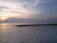 ON THE BEACH, BEAUTIFULLY RENOVATED, ONSITE MANAGEMENT, GREAT RESTAURANTS NEARBY Hotels in Indian Harbour Beach