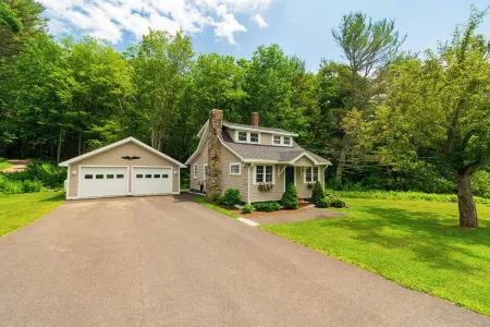 Cozy cottage -Close to Downtown Camden! Отели в г. Кэмден