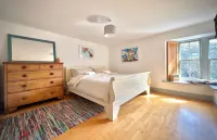 Lovely four bedroom house with spectacular panoramic views of Cornwall coastline 틴태절 호텔