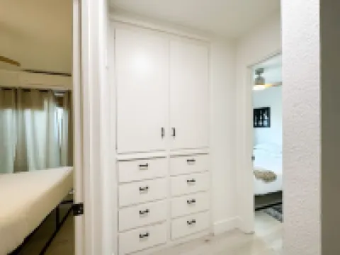 Updated 2-bedroom apartment near Kaiser & 1 mile from HWY 99