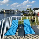 Modern Luxurious Condo, King Bed Suite, Waterfront + Pool, Near Downtown