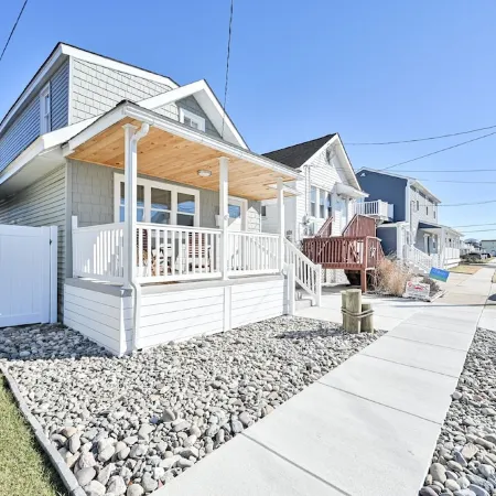 Beach House Full of Family Fun Within 15 Min Walk to the Beach +  Work Space