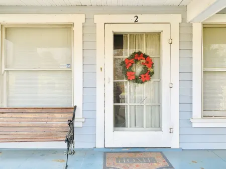 King Bed/Sleeps 4/Furnished Private APT/In-Unit Washer Dryer/Smart HDTV