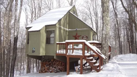 Rest Assured in Black Bear Resort-Hike, Ski, Swim, Bike, Pickleball, and Relax! Отели рядом с достопримечательностью «Парк штата Блэкуотер Фолс»