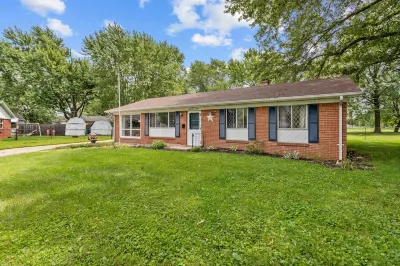 2024 New 3-bedroom house with WiFi, AC in Kokomo Hotels near Walgreens