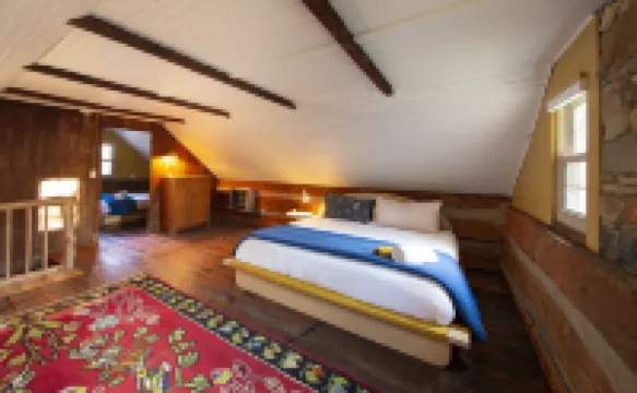 1840's Log Cabin Getaway