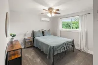 River Retreat W/ HOT TUB/ Game room