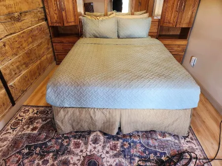 1800 Pioneer Cabin on Main Near Capitol Reef Отели в г. Торрей