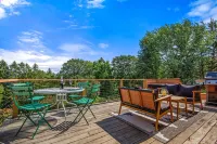 Relaxing Catskill Escape, Mountain Views • Hot Tub •  Fire Pit • Heated Pool