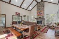 Big Bear Lodge-2 Pools, Private Hot Tub, Splash Pad, Pool Table- Brand New Home