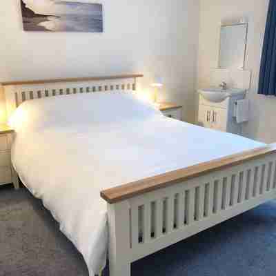 'Sea-Lovers' - 2 bedroom flat steps from the Sea! Rooms