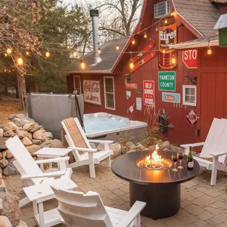 HotTub, PingPong, Firepit, 2 LivingRooms just .67 mi to beach