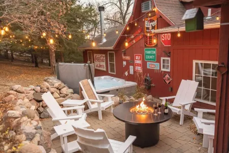 HotTub, PingPong, Firepit, 2 LivingRooms just .67 mi to beach