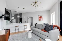 Super Walkable 2-bedroom w/ 5-Star Finishes!