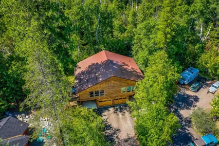 10 mins to whitefish mountain and 5 mins to city beach. Family  cabin Отели в г. Уайтфиш