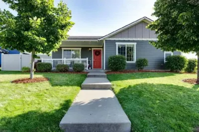 BeeCozy Cottage-Near Silverwood & Lakes! 3 bedroom & 2 baths!
