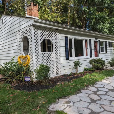 Hill Top Cottage with Chickens!