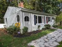 Hill Top Cottage with Chickens!