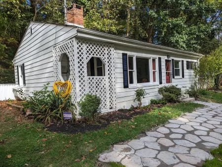Hill Top Cottage with Chickens!