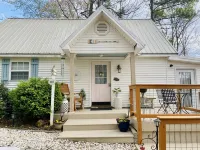 Dreamy Waterfront Cottage on Lay Lake with Kayaks!