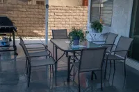 Entire house, pool, minutes to strip, Sleeps 10! Only 3 miles away from Strips