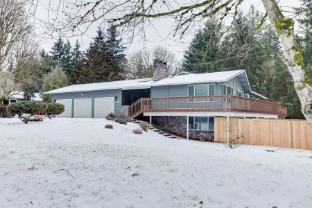 Evergreen Retreat - Large 6 Bedroom Home