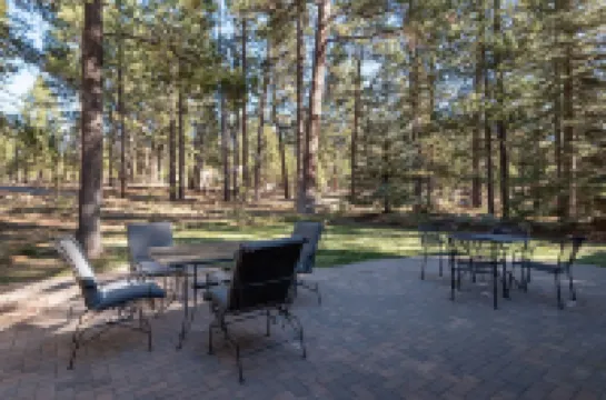 Newly Renovated Sunriver Gem! 12 SHARC passes, Bikes, Ping Pong Table, Hot Tub!