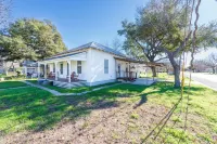 Charming 3-bedroom house with AC and WiFi in fabulous Luling Hotels in Luling