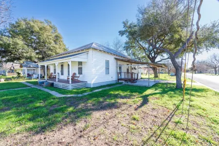 Charming 3-bedroom house with AC and WiFi in fabulous Luling Отели в г. Лулинг