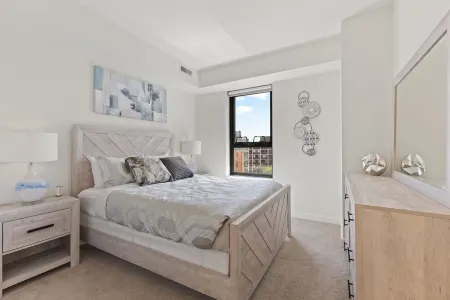 "Melody of Evanston" 3BD, 2BA UrbanLux Condo Отели в г. Эванстон