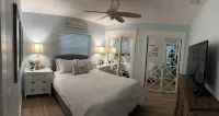 Jupiter Beach Plum Cottage - Spacious Sleeps 6+ Cool Spa Pool Hot Tub Jupiter Dog Beach附近的飯店
